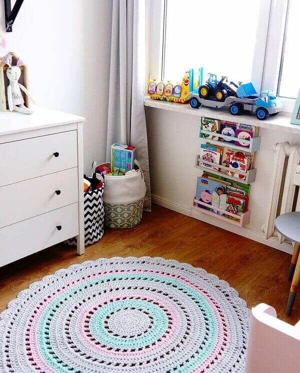 Round crochet rug in pastel color