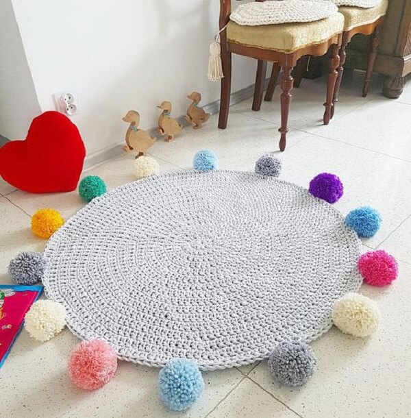 Finishing made in pompoms makes your crochet rug even more beautiful