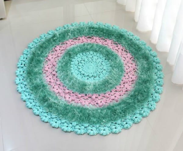 Merge textures into your round crochet rug