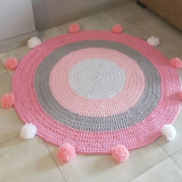 Round crochet rug with pompom