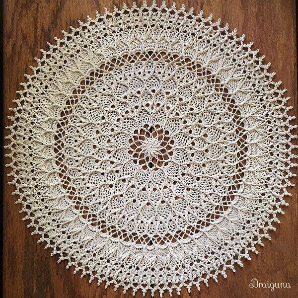 Round crochet rug with delicate finish