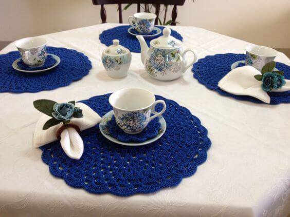blue crochet sousplat tea table