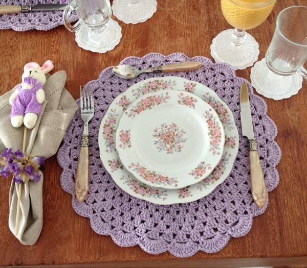 lilas crochet sousplat with flowers