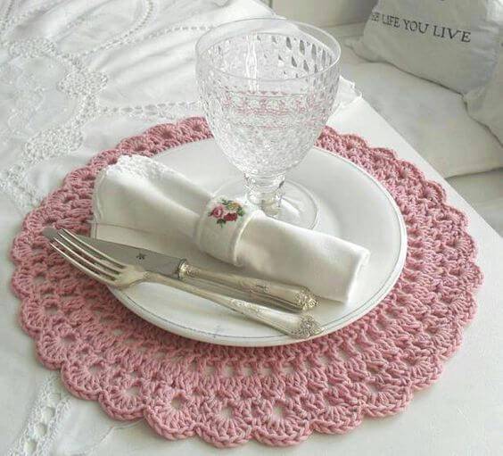 antique pink crochet sousplat with bowl