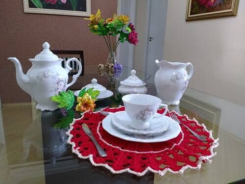 red crochet sousplat tea table