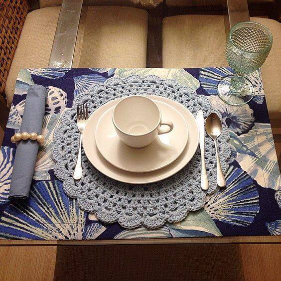blue crochet sousplat with placemats