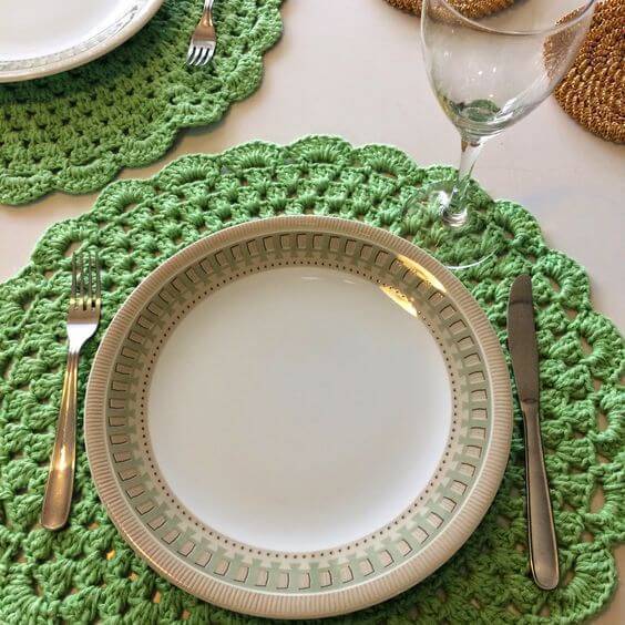 green crochet sousplat with cutlery