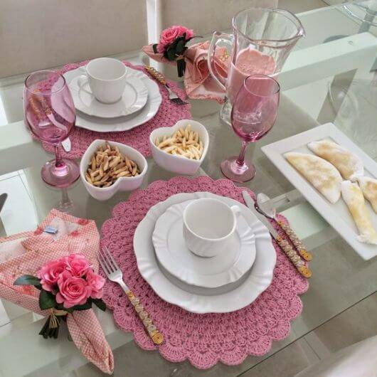 pink crochet sousplat romantic table