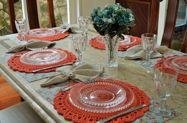 Crochet sousplat dining table