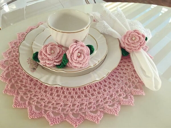 Round crochet sousplat in pink