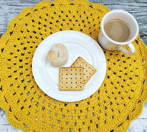 Breakfast in style with this crochet sousplat piece