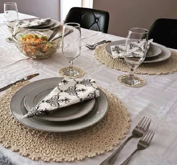 Table decoration with crochet sousplat set