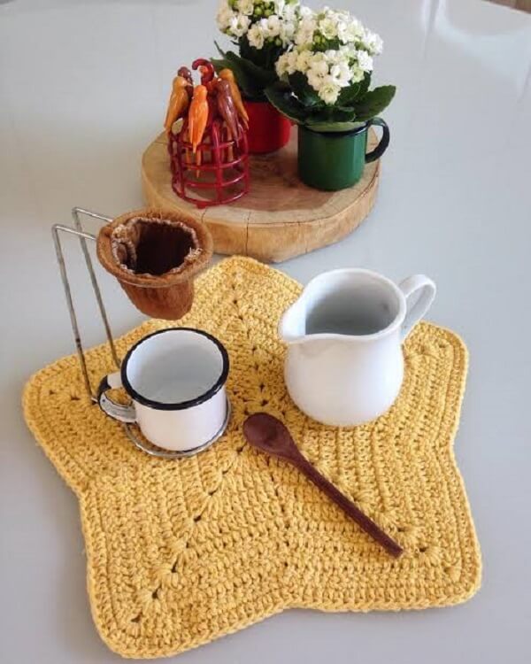 Creative design of this type of crochet sousplat in yellow tone