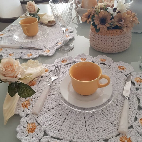 Delicacy at breakfast with this set of crochet sousplat