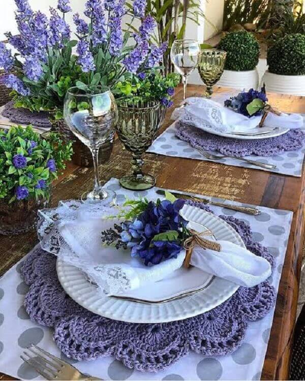 Elegance and sophistication on this table with crochet sousplat