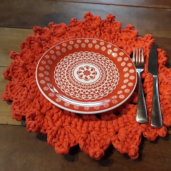 If possible combine the crockery pieces with the color of the crochet sousplat