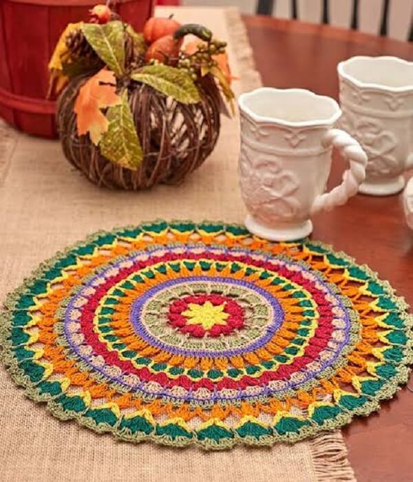 Colorful crochet sousplat enchants table decoration