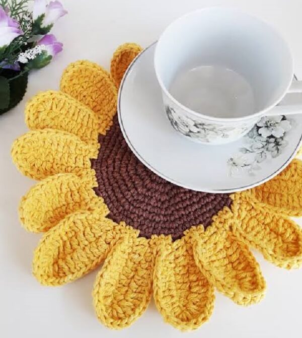 Sunflower-shaped crochet sousplat