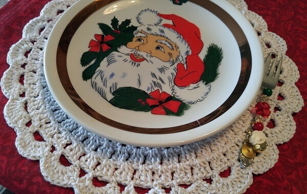 Crochet crochet sousplat in white tone matches the Christmas tableware
