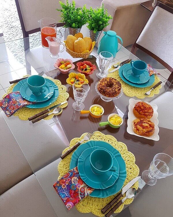 Bring more color to your breakfast with this crochet sousplat set