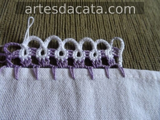 Crochet hook for purple and white dish towel Foto de Artes da Cata