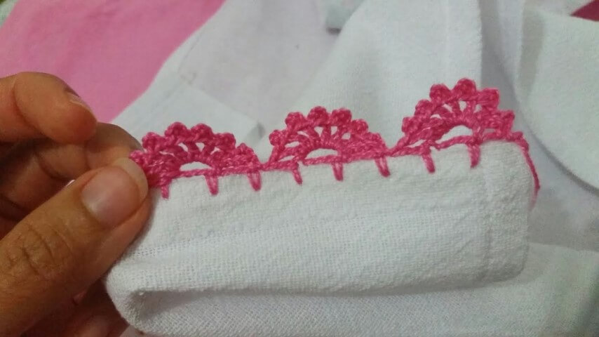 White dish towel with pink crochet nozzle Photo by Helena Gonçalves