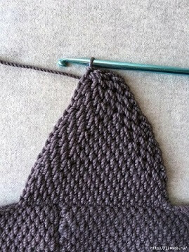 Gray crochet nozzle in gray crochet piece Photo by Grovespicv