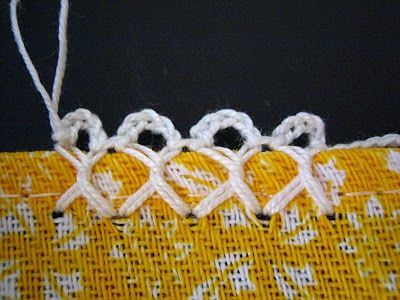Simple white crochet nozzle on yellow fabric Foto de Pinterest