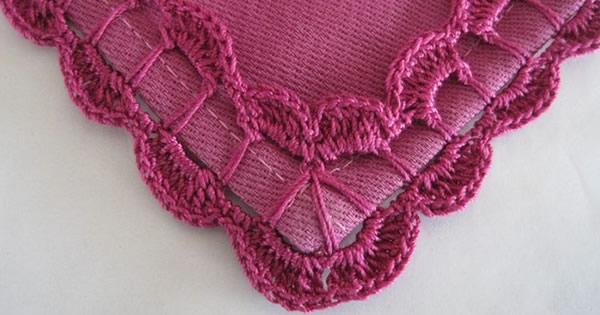 Crochet hook for rug in shades of purple Photo by Revista Artesanato