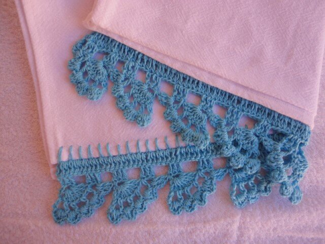 Blue crochet beak on white dish cloth Photo by Simone Boanerges Artesanato