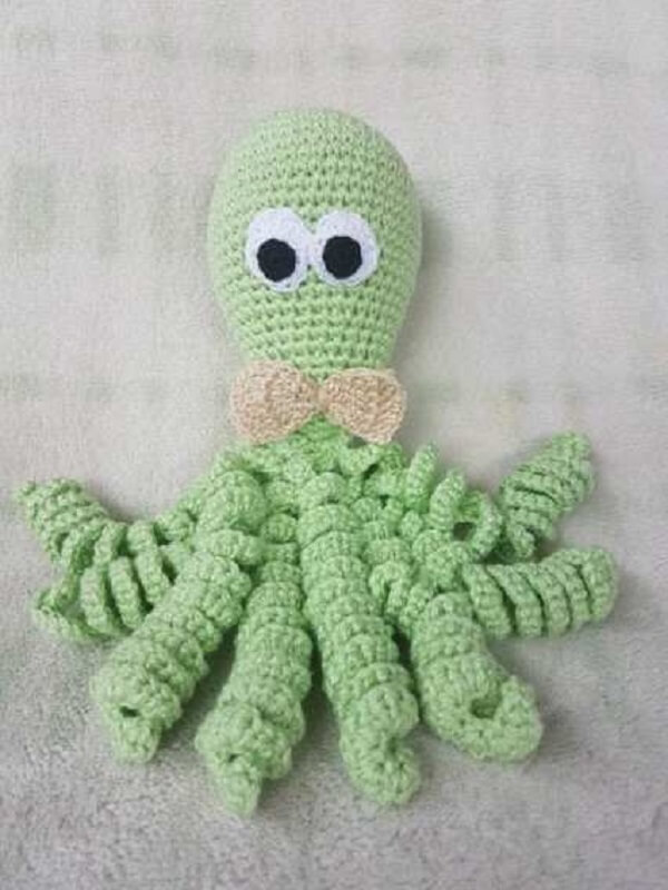 Crochet pattern octopus in green tone soothes babies