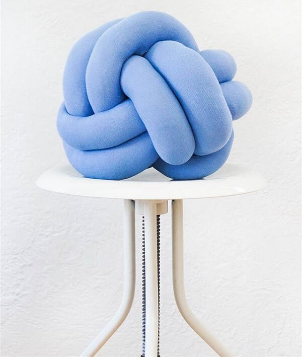 Blue tone knot cushion model