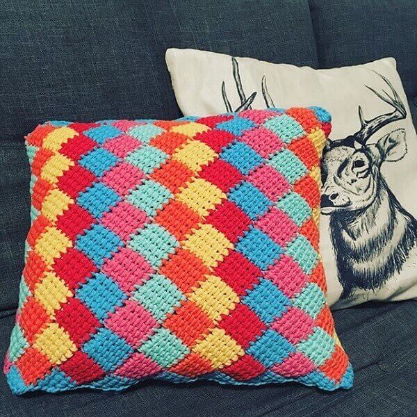 Decorate the sofa with colorful pillows made in Tunisian crochet