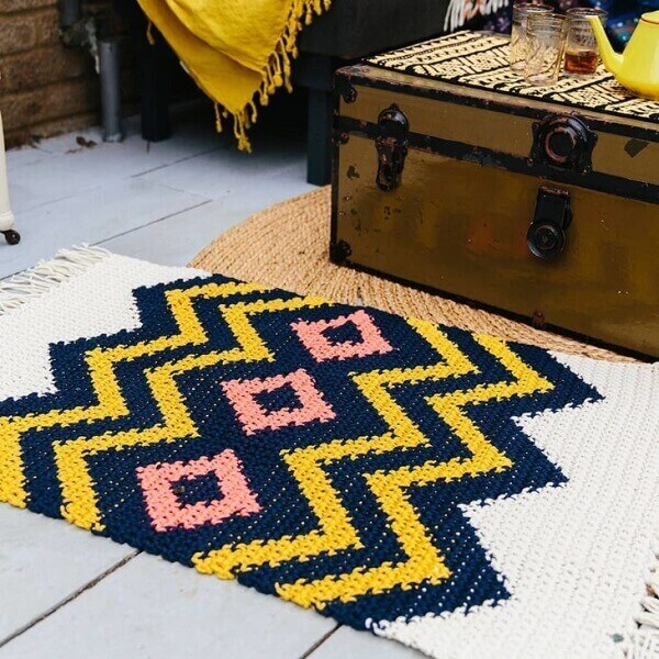 Tunnel carpet pattern made in Tunisian crochet