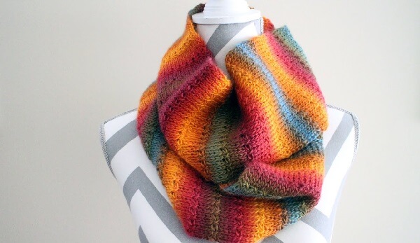 Colorful scarf made with the Tunisian crochet technique