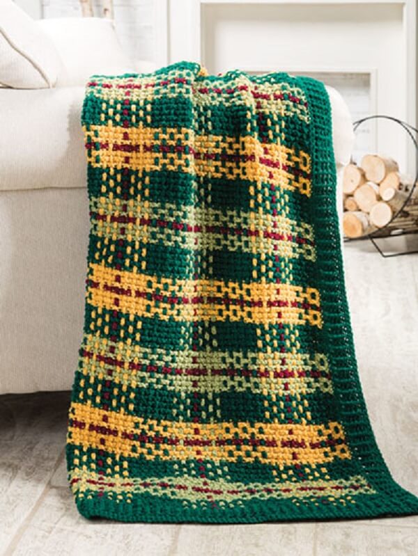 The Tunisian crochet blanket decorates the living room