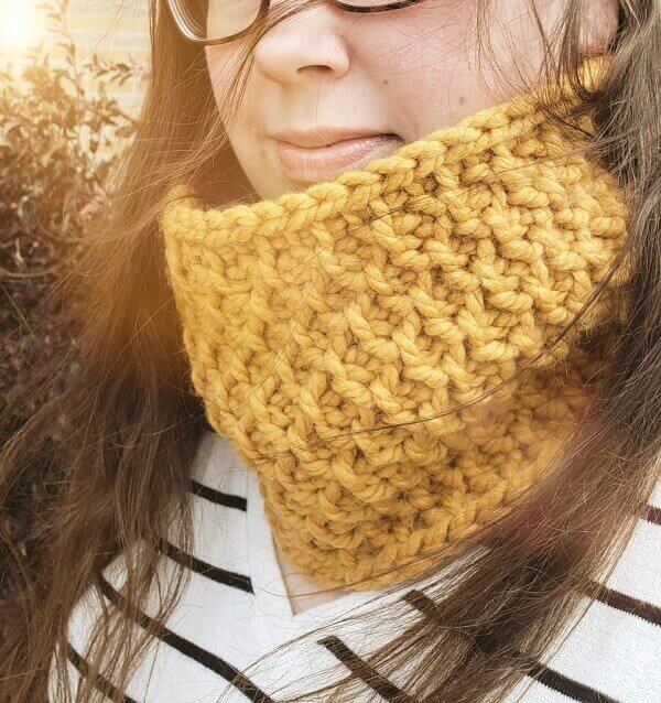 Yellow neck collar made in Tunisian crochet