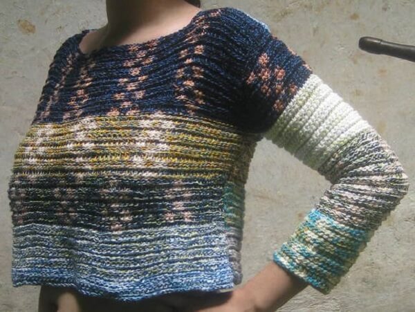 Model of rustic blouse made with closed weaves of Tunisian crochet