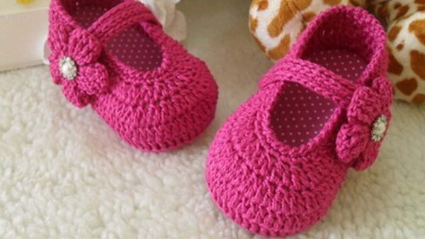 Pink booties made with the Tunisian crochet technique