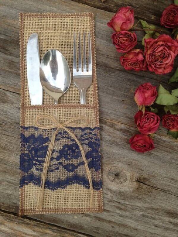 The cutlery holder in jute fabric with blue lace is pure charm