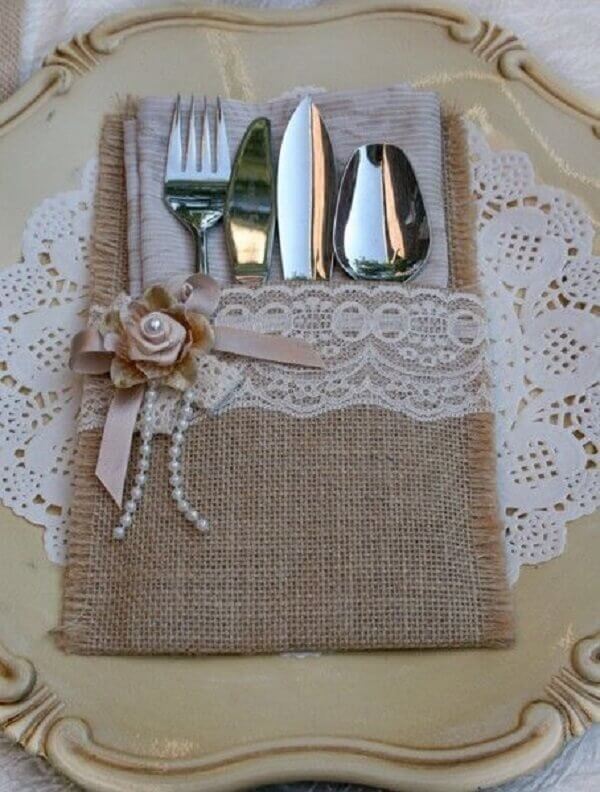 Cutlery holder model in jute fabric with white lace and floral applique