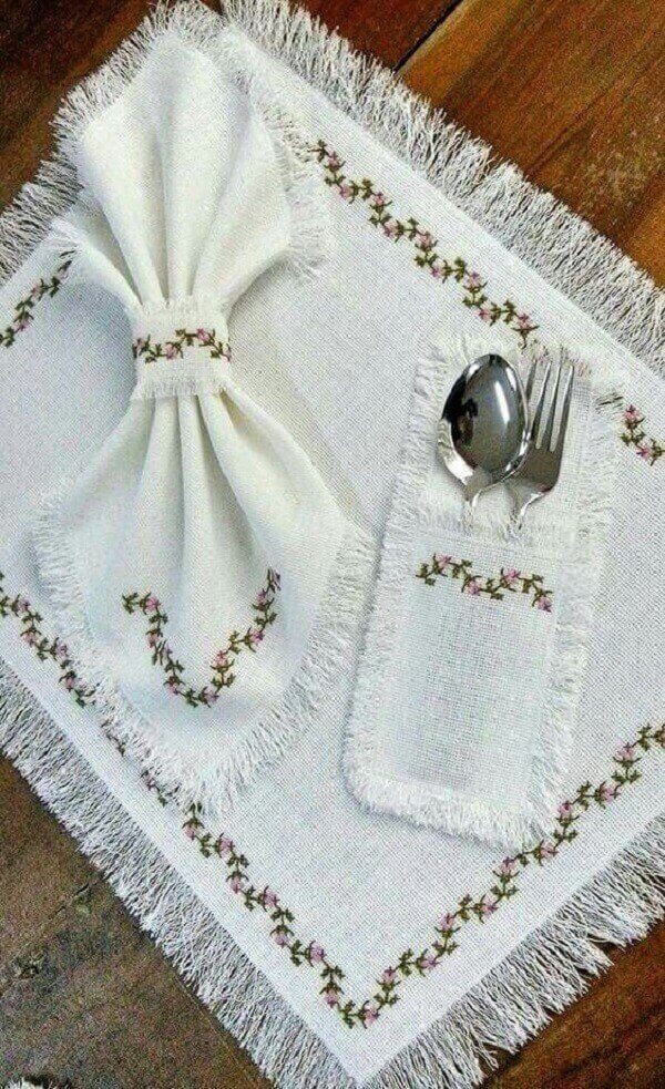 Delicate set with towel, napkin and fabric cutlery holder