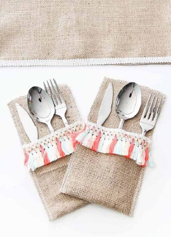 The fringes of the fabric cutlery holder bring a relaxed touch
