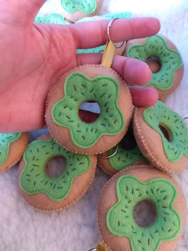 Felt keychain in donut shape with green icing