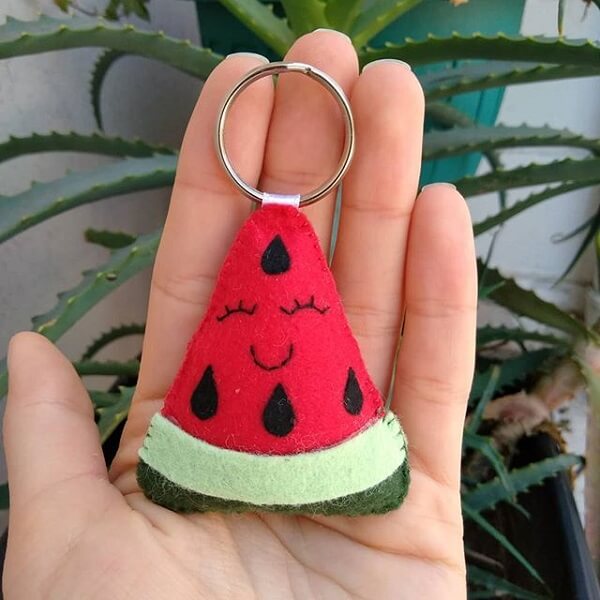 Form a beautiful watermelon-shaped felt keychain