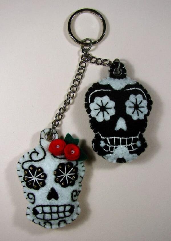 The felt keychain in the shape of a skull can be used as a souvenir at the Mexican party