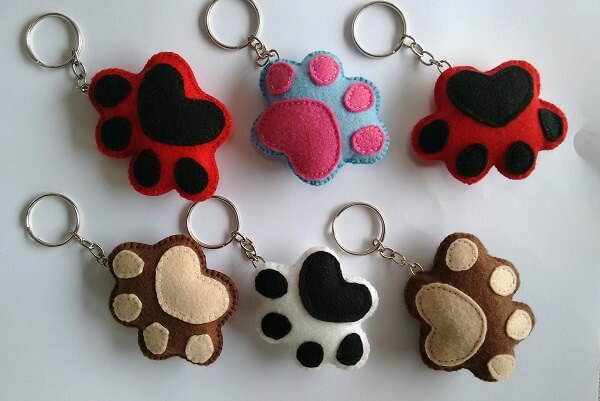 The felt keyring in the shape of paws can be used as a souvenir at the Paw Patrol theme party