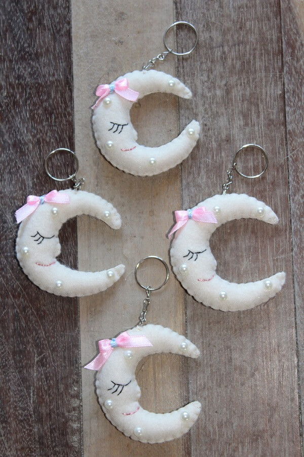 The shape of the moon inspires the creation of felt keyrings