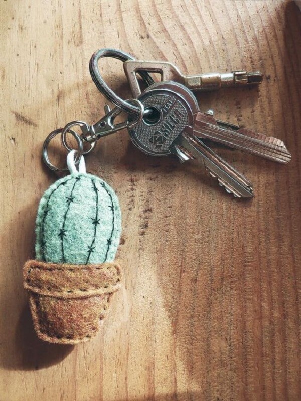 The bunch of keys is even more personalized with the presence of the felt keyring