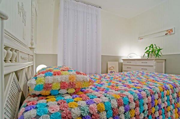 Colorful yo - yo bedspread for bedroom